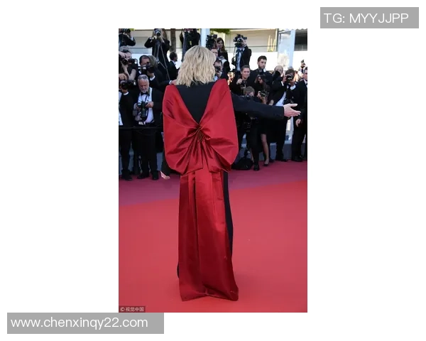 足球明星华丽西装闪耀红毯引领时尚潮流展现魅力风采