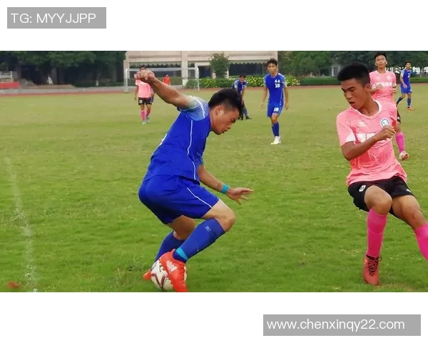 足球明星的风采与魅力展现他们在绿茵场上的英姿与个性