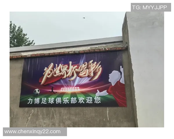 足球明星闪耀绿茵场上风采独具激情四溢展现无尽魅力与荣耀